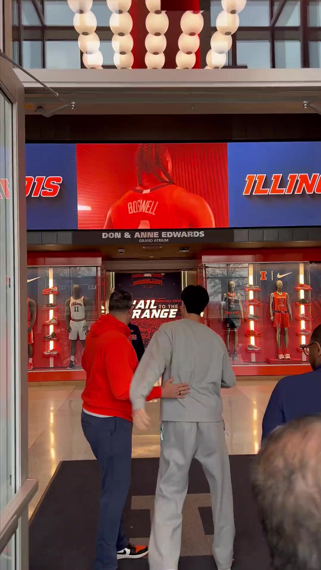 张博源参观伊利诺伊大学！这更衣室 这训练设施条件 不输职业球队